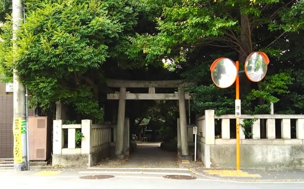 東側にある鳥居正面の風景