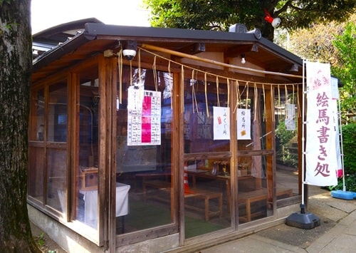 休憩もできる建物がある風景