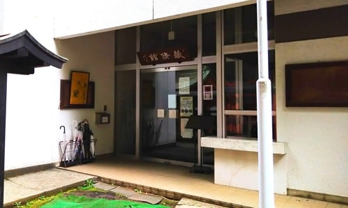 藏脩館入り口の風景