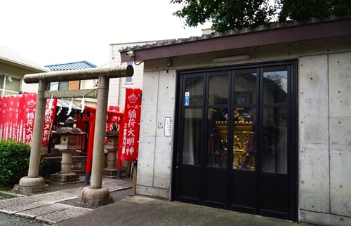 境内社と神輿庫が並ぶ風景