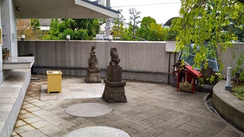 向かい合う2社の境内社の風景