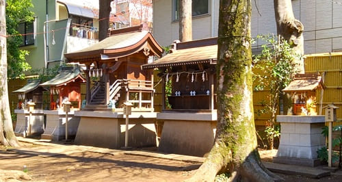 境内社が並ぶ風景