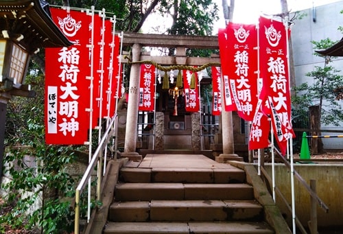 稲荷神社正面の風景