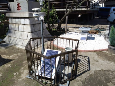 気象観測器が設置されている様子