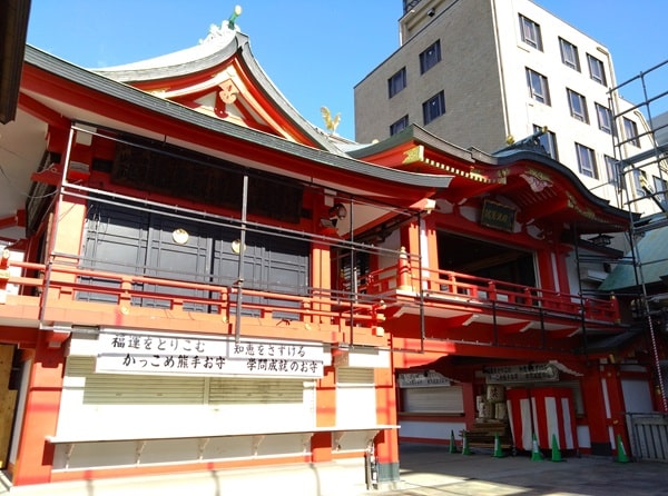 神楽殿と渡殿が並ぶ風景