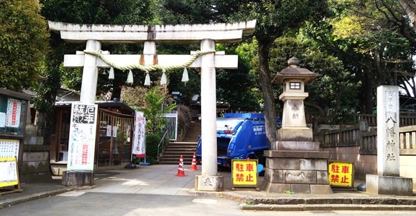 正面入り口となる鳥居の風景