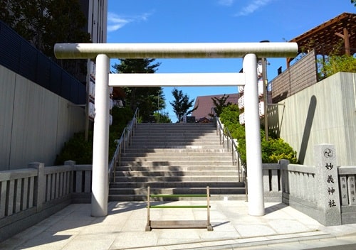 正面入り口となる鳥居の風景