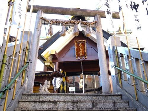 社殿前二の鳥居の風景