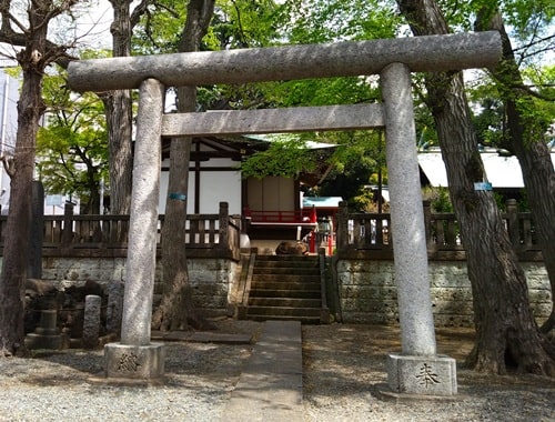 隣にある鳥居の風景