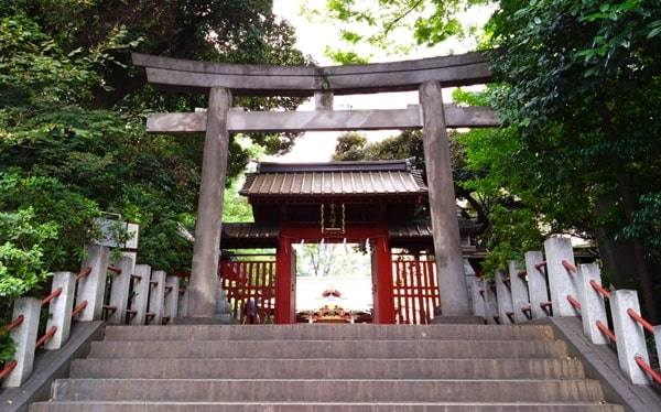 二の鳥居と神門の風景