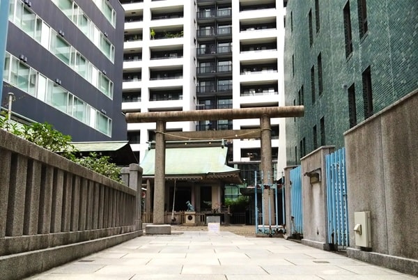 参道の先にある二の鳥居の風景