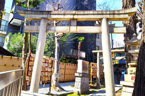 気象神社の鳥居正面の風景