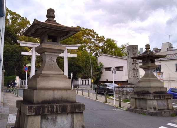 社号標と灯籠の風景