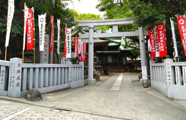 鳥居がある入り口の風景